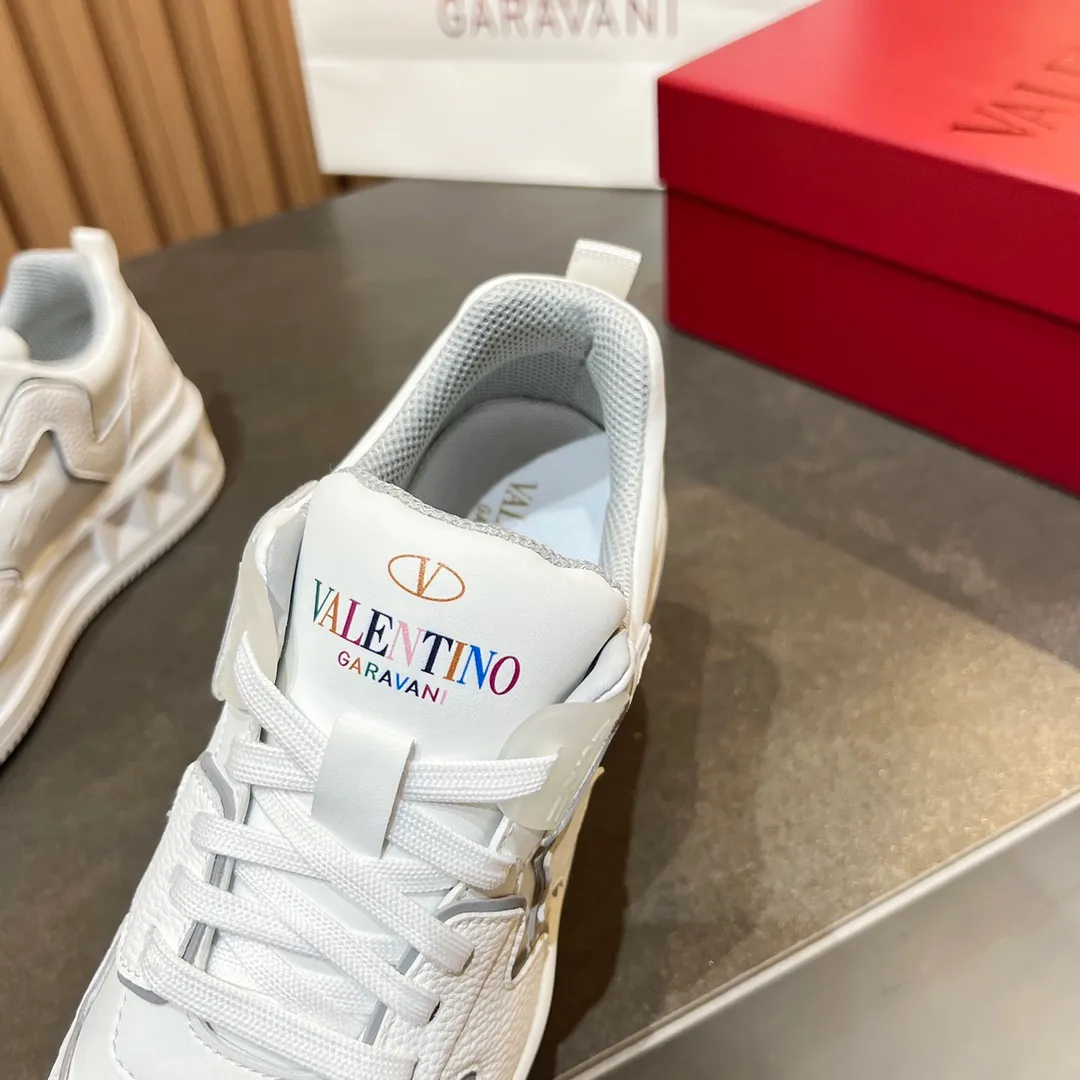 👟👟Ex-factory price 660👟👟 𝑽𝒂𝒍𝒆𝒏𝒕𝒊𝒏𝒐Valentino 𝑶𝒏𝒆𝑺𝒕𝒖𝒅 Couple casual sports shoes series Valentino 2024 new couple sports shoes are on sale. The original ZP was purchased and dismantled. Repeated pattern making and modification. I tried my best to restore it one to one! Top luxury masterpiece Signature five-pointed star design Soft and comfortable genuine leather with contrasting colors brings excellent and elegant texture and excellent on-foot comfort Top purchasing version upper: imported calfskin surface/original oil edge craftsmanship Outsole: original development 𝐓𝐏𝐔 two-color combination outsole Packaging: original configuration complete package Code number: 34-𝟒𝟓